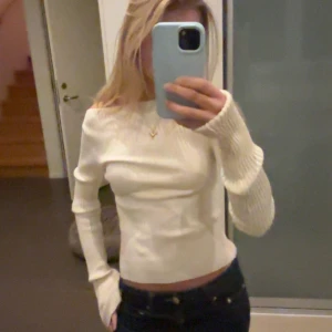 Vit ribbad offshoulder topp H&M XS - Säljer en vit ribbad offshoulder topp från H&M i storlek XS. Toppen har långa ärmar och har en slim passform som sitter snyggt. Materialet är mjuk bomull med stretch och den har en stilren, enkel look som är lätt att matcha.