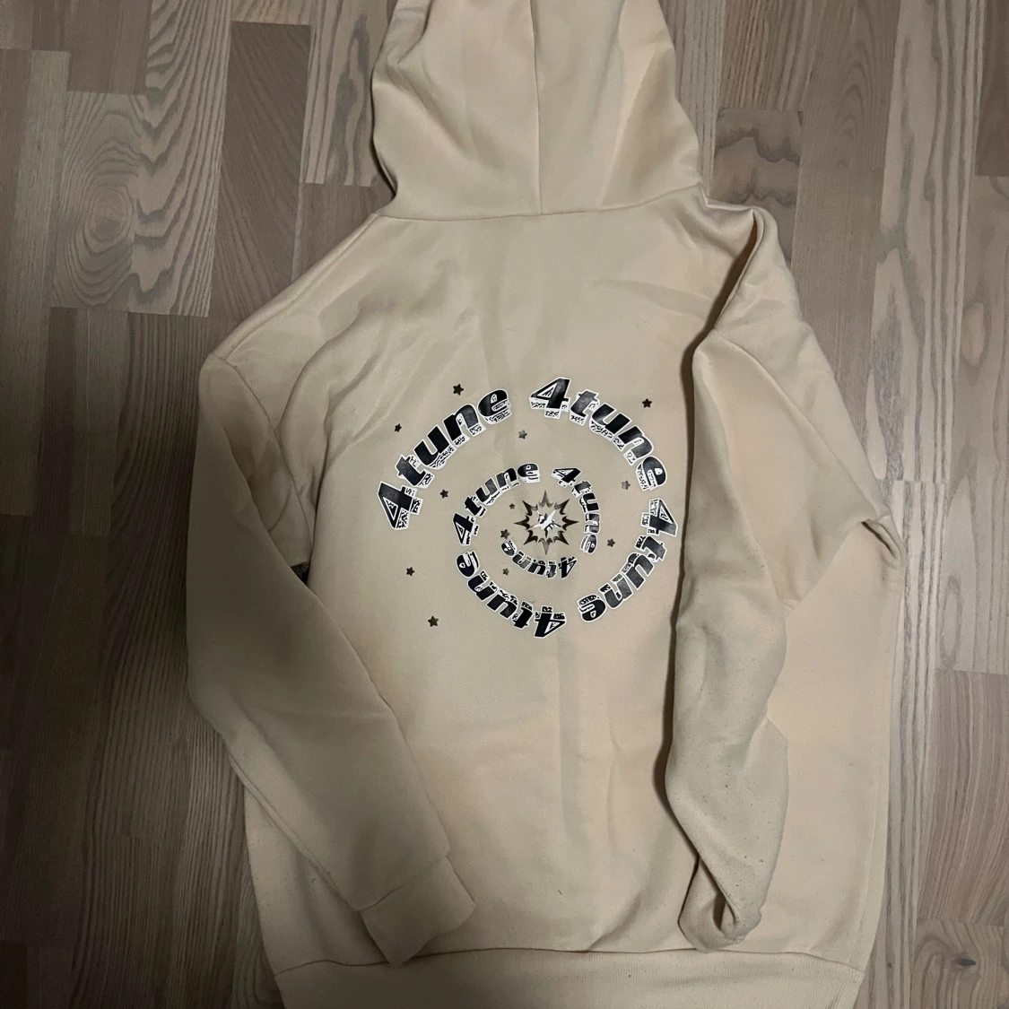 Beige hoodie med 4tune-tryck och dragkedja - 1