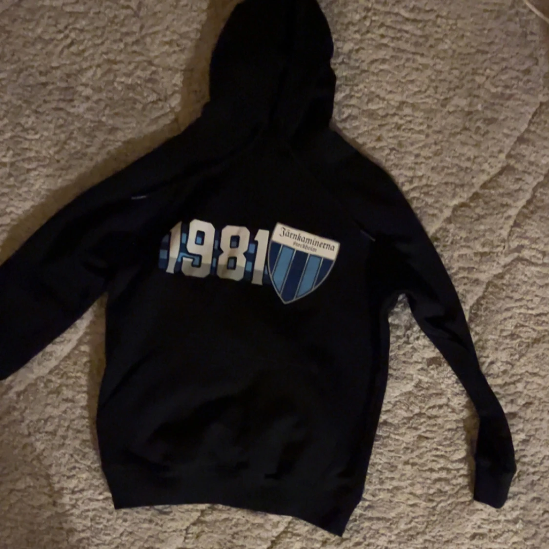 Svart hoodie Järnkaminerna 1981