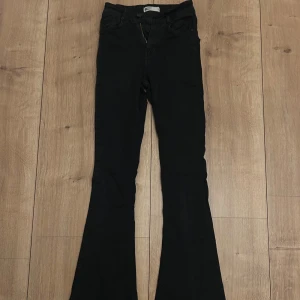 Svarta bootcut jeans - Svarta bootcut jeans från Gina Tricot, jeansen är tajta och ungefär midwaist❣️
