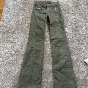 Populära gröna jeans  - Säljer dessa jättepopulära slutsålda byxorna som tyvärr är för små