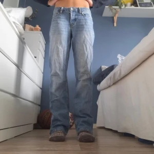 Lager 157 icon jeans - Lager 157 icon  jeans i ljusblå tvätt med raka ben och normal passform. Jeansen har fem fickor, knappgylf och snygga slitningar både fram och bak. Perfekta för en avslappnad och tidlös stil. Jag har även trätt ett band genom byxorna i midjan för att de satt lite för stort.