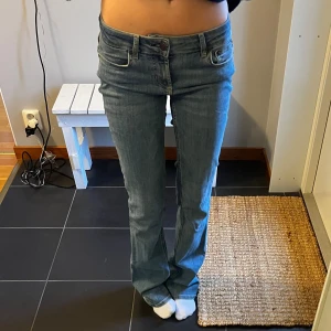 Lowwaist bootcut jeans från Zara - Snygga ljusblå jeans från Zara med klassisk femficksdesign och bootcut-ben. Jeansen har låg midja och är tillverkade i mjukt denim-material som sitter bekvämt. 