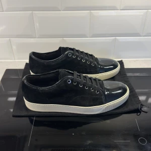 Lanvin skor - Lanvin skor i nästintill nyskick | Storlek Uk 11 vilket motsvarar 45, fråga om innermått vid osäkerhet | Priset kan diskuteras vid seriöst intresse | Ingår: dustbag | Hör av dig vid frågor eller funderingar!