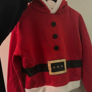 Röd huvtröja till jul - Röd varm och skön jultröja i tomtedesign. Storlek XS😊