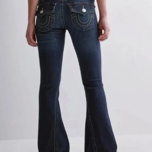 Mörkblå bootcut jeans med fickdetaljer - SÖKER!! STORLEK 23w MÅSTE DET VARA RUNT. 500kr-600kr