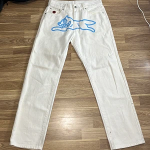 BBC ice cream running dog jeans - Vita BBC ice cream jeans med blå running dog print använda kanske 2-3 gånger. Kvitto kan letas upp om det önskas