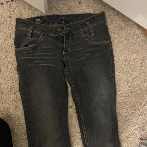 Mörkgrå Lee jeans 29/33 - Säljer ett par mörkgrå jeans från Lee 