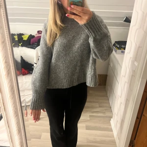 Grå stickad tröja med vida ärmar - Mysig grå stickad tröja med super fin slits vid armarna.🥰 Max använd 5 gånger🫶🏻