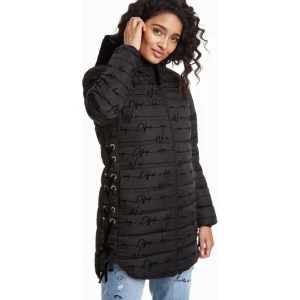 Svart pufferjacka från Desigual helt ny. - Svart pufferjacka från Desigual med coolt heltryck i svart, snörningsdetaljer längs sidorna och dragkedja framtill. Jackan har huva och insida i mjuk fuskpäls för extra värme. Lång modell med raka ärmar, perfekt för kalla dagar. Helt ny. Storlek 42.