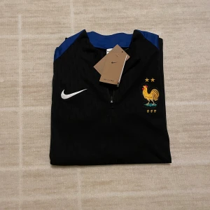 France träningströja - 👕 Storlek S – passar även M ✨ Helt ny skick ⚽️ Skön passform och kvalitet 🔥 Perfekt för både träning och vardag  Skriv gärna vid intresse eller frågor!!🤝 