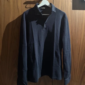 Loro Piana cotton-piqué polo shirt - Säljer nu denna extremt stilrena LP polo, skicket är utmärkt. Size L passar L/M. 