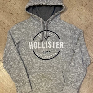 Hollister hoodie  - En grå hollister hoodie i extremt bra skick! Storlek S, med en perfekt passform!         Kontakta gärna oss om du har frågor, dessutom kan priset diskuteras!