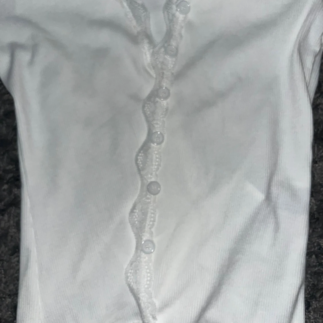 Vit ribbad blus med spets och knappar - 2