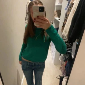 Grön stickad tröja - Snygg grön stickad tröja med lång ärm och klassisk passform. Tröjan är från mango och är i stolek XS! Tröjan har en enkel design utan mönster och är perfekt att matcha med jeans. Mjuk och skön känsla, passar dig som gillar stilrena plagg med lite färg.💕