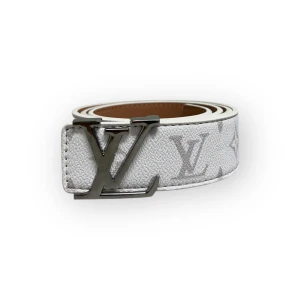 Lv Bälte - Helt nytt aldrig använt. Storlek 110cm. Kan frakta eller mötas i Haninge. Skriv gärna vid fler frågor, postar alltid inom 24h. (Alla bilder är tagna av mig)