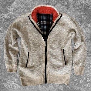 Stickad zip tröja  - Skön stickad zip tröja perfekt nu i det kylliga vädret! Måtten: A=45cm B=48cm C=40cm D=62cm uppskattad storlek M