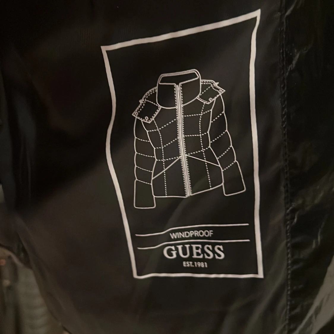 Svart pufferjacka från Guess - 4