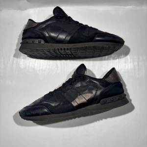 Valentino Rockrunners  - Hej! Säljer nu mina skor från märket Valentino, storlek 42 bra skick, allt på bilden ingår. Tveka inte på att höra av dig om du har frågor eller funderingar kring skorna! 