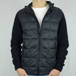 Massimo Dutti cardigan  - MASSIMO DUTTI HYBRID CARDIGAN  Storlek : L  Passform : Passar M  Användning : Jackan är i ett väldigt fint skick utan defekter  Nypris : Cirka 2000SEK  Modellen på bilen är 182CM och väger 76KG   