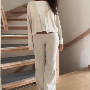 Beige finstickat mjukisset - Såå fint och mysigt mjukisset från hm, lånade bilder men är exakt samma! 🫶🫶endast använt några gånger, nypris är 750! 