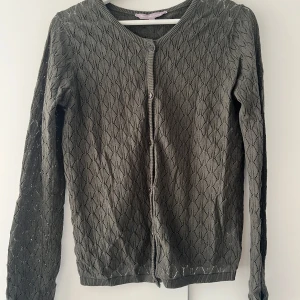 Tunn grön kofta  - Jättefin tunn kofta i mörk/-olivgrön färg! Perfekt när man bara är smått frusen och vill klä på sig någon tunnare kofta!💚