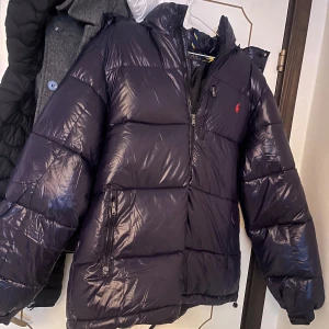 Mörkblå jacka från Polo Ralph Lauren - Snygg mörkblå pufferjacka från Polo Ralph Lauren. Storlek L snabb leverans 