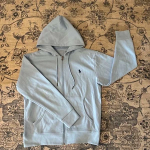 Ralph lauren zip hoodie ljusblå färg - Storlek S dm vid intresse 