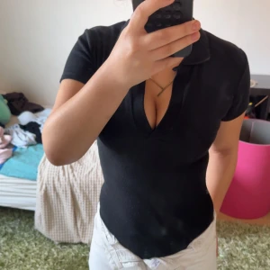 Bodysuit från Zara - Denna Bodysuit gör så att den ger dina bröst en extra pump🤭 men har använd den sällan dessutom material på bodysuit är ribbad💕