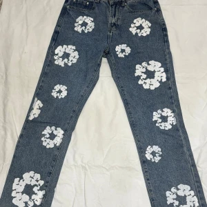 Denim tears Jean’s  - Unika Denim tears som sitter riktigt fint på en. Riktigt fina och somriga, passar perfekt till stranden eller semester. Sprillans nya har aldrig använts förut. 