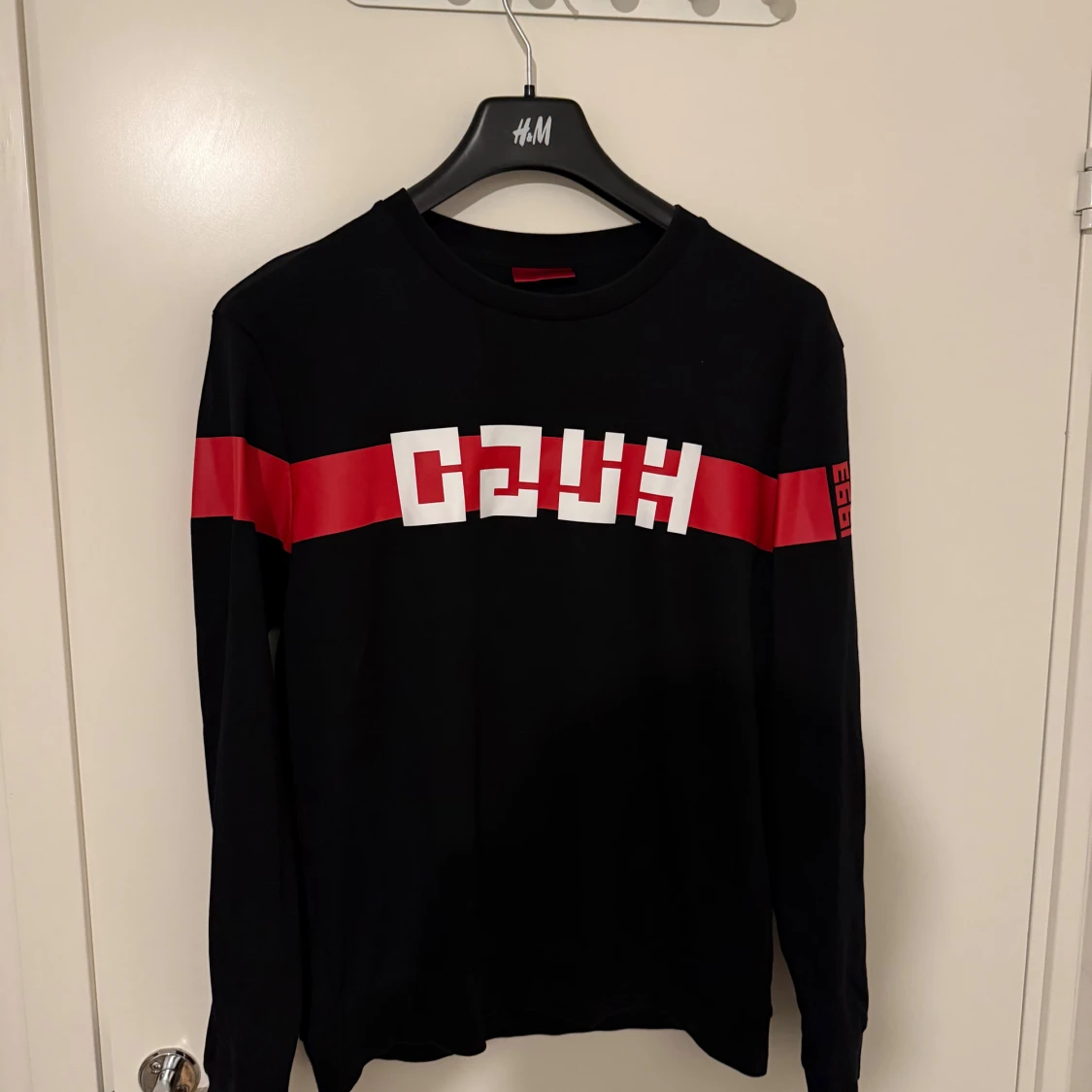 Svart långärmad tröja med röd rand (Hugo)