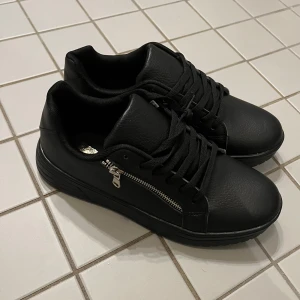 Blackline Z1 Sneakers - Riktigt sköna skor perfekt för vintern/hösten. Stainless steel dragkedja och topp kvalite läder! Storlek 43. Helt nya och aldrig använda. Pris går att diskuteras
