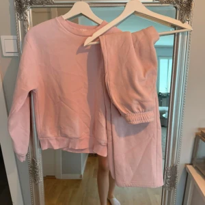 Mjukisset - Använt men inga hål eller liknande, aningens urtvättade i färgen. Fläck på baksidan av mjukisbyxorna.