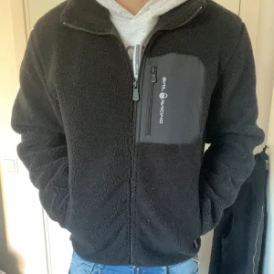 Sail Racing fleece - Riktigt varm och skön Sail Racing Fleece med fodring och top kvalitet. Nästan aldrig använd och inga defekter. Storlek M eller 176 som det står i tröjan. Ny går för 1500