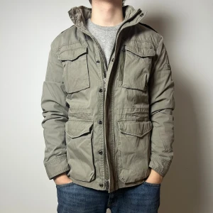 Woolrich field jacket | M - Skön field jacket från Woolrich | mycket bra skick, små fläckar (bild 3). Har du frågor hör då av dig | ⚜️