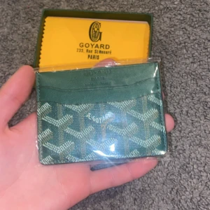 Plånbok - Säljer denna plånbok i topp kvalitet helt ny med plast kvar.Skickar gärna mer bilder och svarar på frågor.fraktar samma dag som köpet och ger en gåva vid köpet