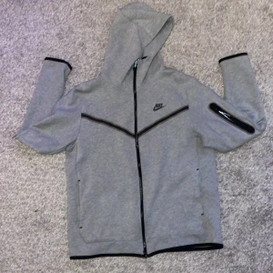 Grå Nike tech  - Grått Nike tech. Använd få gånger. Inga fel eller defekter. Storlek L (liten i storleken).