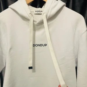 Dondup hoodie - Dondup hoodie - skick 8/10, fint skick utan defekter! - storlek M men är lite stor i storleken så passar mer L - riktigt schysst och snygg hoodie som passar till mycket - hör av er för måtten eller frågor🙌