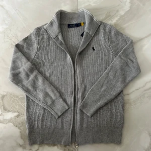 Ralph Lauren Cardigan - Säljer denna fina cardiganen eftersom det inte riktigt är min stil. Den passar som S och är helt oanvänd. För frågor så är det bara att skriva🤗