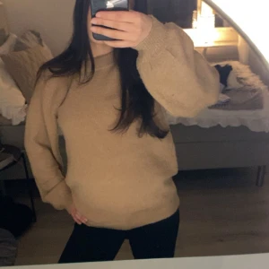 Stickad tröja - Sjukt fin o mysig stickad tröja i mörk beige som är perfekt nu inför hösten och vintern.🤍 Den är ganska stor så den hade passat s också🤍