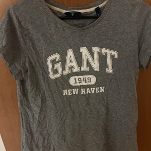 Gant T-shirt - Stilren gant t-shirt. Använd ca 5 gånger, bra skick