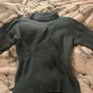Grön stickad polotröja från 157 XS/S - Mysig grön stickad polotröja från 157 i storlek XS/S. Jätte mysig nu till hösten. 