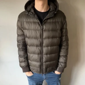Massimo dutti jacka - Urfet Massimo dutti dunjacka i fint skick inga defekter, storlek XL men skulle säga mer L, modellen är 185 cm lång och väger ca 78 kg och den är lite för stor