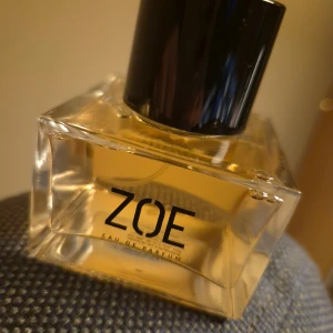 ZOE Eau de Parfum vegan - ZOE Eau de Parfum är vegansk och tillhör vaniljdoftfamiljen. Toppnoter: mandel, kaffe, äpple, citron, bergamot. Hjärtnoter: jasmin, tuberos, iris, ros, apelsinblomma. Basnoter: tonkaböna, amber, sandelträ, kakao, vanilj, muskotnöt. Perfekt för dig som vill sticka ut.