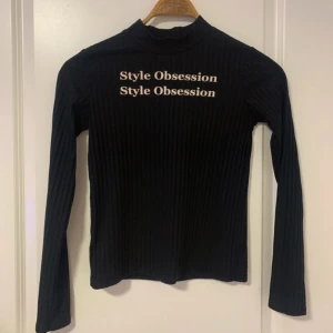Svart tröja - Svart tröja med 'Style Obsession' text på bröstet