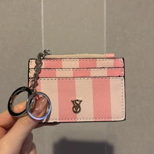 VS korthållare  - VS korthållare, max 4 kort perfekt som julklapp! 