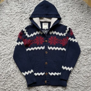Mörkblå stickad kofta från Terranova - Säljer en skön kofta! | Mycket fint skick utan defekter! | Storlek S. | Ställ gärna frågor innan du köper! 
