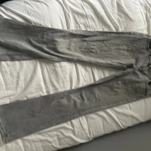 low waist gråa bootcut jeans  - Snygga grå jeans med low waist bootcut passform och coolt stjärntryck på ena bakfickan. Jeansen har dubbla knappar i midjan och klassisk dragkedja. Materialet är slitstarkt denim och färgen är en tvättad grå ton som ger en avslappnad vibe. Skriv privat för egna bilder eller mått💕💕