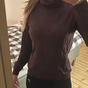 Vinröd polotröja från Vero Moda - Säljer en vinröd polotröja från Vero Moda i storlek L. Tröjan har lång ärm och klassisk polokrage, perfekt för lager-på-lager. Materialet är mjukt och stretchigt, vilket gör den riktigt skön att bära. Enkel och stilren design som funkar till allt.