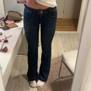 Bootcut jeans  - Mörkblå bootcut jeans från märket Terranova. Materialet är stretchigt jeans och passformen är normal. Uppsprättade längst ned!! Långa på mig som är 1,74. De är Low waist/mid waist. De står storlek 38 men är ungefär som storlek 34(xs/s). Knappt använda!!